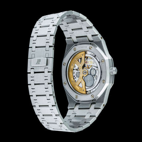 AUDEMARS PIGUET. A STAINLESS STEEL LIMITED EDITION AUTOMATIC WRISTWATCH WITH DATE, SALMON DIAL AND BRACELET - Foto 2