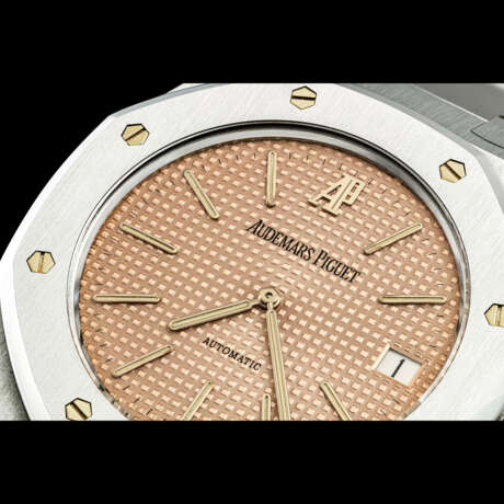 AUDEMARS PIGUET. A STAINLESS STEEL LIMITED EDITION AUTOMATIC WRISTWATCH WITH DATE, SALMON DIAL AND BRACELET - photo 3