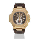 PATEK PHILIPPE. AN 18K PINK GOLD AUTOMATIC CHRONOGRAPH WRISTWATCH WITH DATE - Foto 1