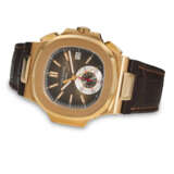 PATEK PHILIPPE. AN 18K PINK GOLD AUTOMATIC CHRONOGRAPH WRISTWATCH WITH DATE - Foto 2