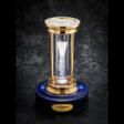DE BEERS. A BRASS AND DIAMOND HOUR GLASS TIMER - Auktionsarchiv