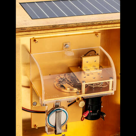 PATEK PHILIPPE. A GILT BRASS SOLAR-POWERED DESK CLOCK WITH ENAMEL DIAL - photo 3