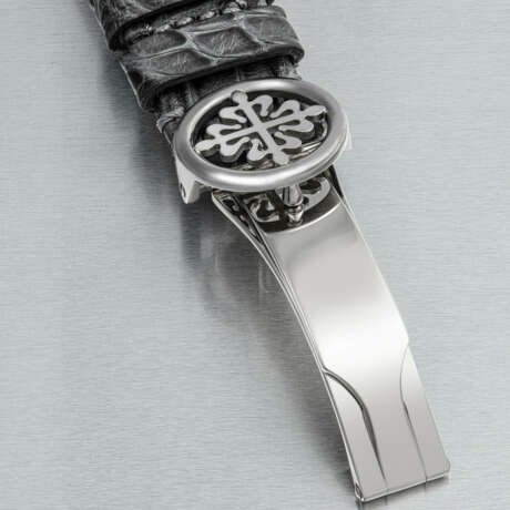 PATEK PHILIPPE. A LADY’S 18K WHITE GOLD AND DIAMOND-SET WRISTWATCH WITH MOON PHASES - Foto 3