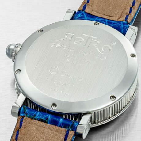 GERALD GENTA. A STAINLESS STEEL AUTOMATIC JUMP HOUR WRISTWATCH WITH RETROGRADE MINUTES AND MOTHER-OF-PEARL DIAL - Foto 2