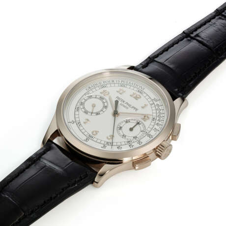 PATEK PHILIPPE. AN 18K WHITE GOLD CHRONOGRAPH WRISTWATCH WITH PULSATION SCALE AND BREGUET NUMERALS - Foto 2