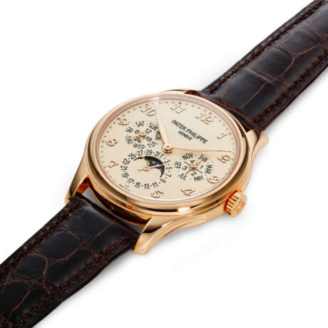 PATEK PHILIPPE. AN 18K PINK GOLD AUTOMATIC PERPETUAL CALENDAR WRISTWATCH WITH MOON PHASES, 24 HOUR, LEAP YEAR INDICATION AND BREGUET NUMERALS - Foto 2