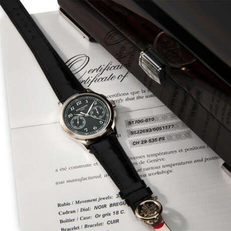 PATEK PHILIPPE. AN 18K WHITE GOLD CHRONOGRAPH WRISTWATCH WITH BLACK DIAL AND BREGUET NUMERALS - Foto 4