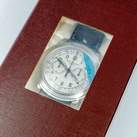 PATEK PHILIPPE. AN 18K WHITE GOLD CHRONOGRAPH WRISTWATCH, DOUBLED SEALED - photo 2