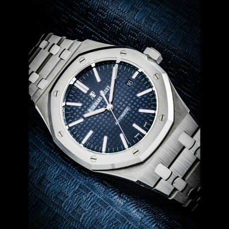 AUDEMARS PIGUET. A STAINLESS STEEL AUTOMATIC WRISTWATCH WITH SWEEP CENTRE SECONDS, DATE AND BRACELET - photo 1