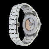 AUDEMARS PIGUET. A STAINLESS STEEL AUTOMATIC WRISTWATCH WITH SWEEP CENTRE SECONDS, DATE AND BRACELET - photo 2