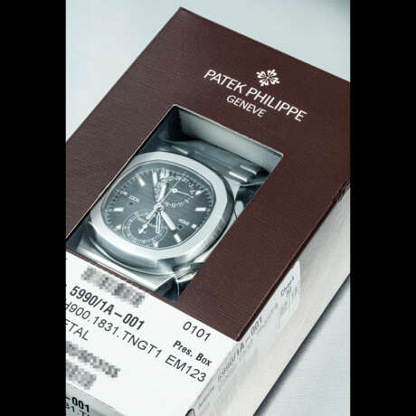 PATEK PHILIPPE. A STAINLESS STEEL AUTOMATIC FLYBACK CHRONOGRAPH DUAL TIME WRISTWATCH WITH DATE, DAY/NIGHT AND BRACELET, DOUBLE SEALED - photo 2