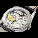 PATEK PHILIPPE. AN 18K WHITE GOLD AUTOMATIC WRISTWATCH WITH DATE - фото 2