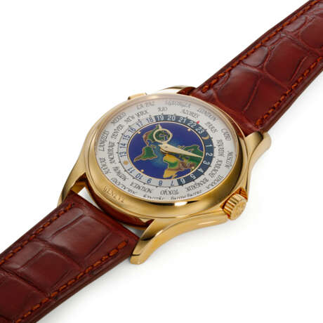 PATEK PHILIPPE. AN 18K GOLD AUTOMATIC WORLD TIME WRISTWATCH WITH CLOISONN&#201; ENAMEL DIAL - photo 2