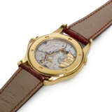 PATEK PHILIPPE. AN 18K GOLD AUTOMATIC WORLD TIME WRISTWATCH WITH CLOISONN&#201; ENAMEL DIAL - photo 3
