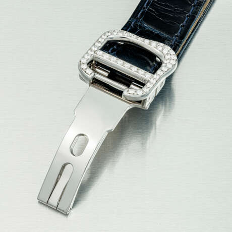 CARTIER. A PLATINUM AND DIAMOND-SET LIMITED EDITION SKELETONISED ASYMMETRICAL WRISTWATCH - Foto 4