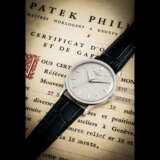 PATEK PHILIPPE. A FINE 18K WHITE GOLD WRISTWATCH WITH SWEEP CENTRE SECONDS - фото 1