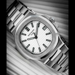 PATEK PHILIPPE. A STAINLESS STEEL AUTOMATIC WRISTWATCH WITH SWEEP CENTRE SECONDS, DATE AND BRACELET