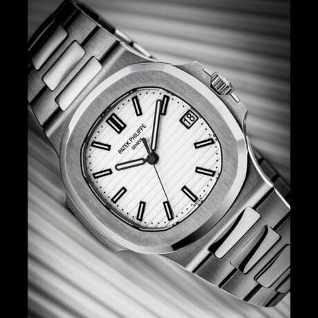 PATEK PHILIPPE. A STAINLESS STEEL AUTOMATIC WRISTWATCH WITH SWEEP CENTRE SECONDS, DATE AND BRACELET - photo 1