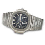 PATEK PHILIPPE. A STAINLESS STEEL AUTOMATIC WRISTWATCH WITH POWER RESERVE, MOON PHASES, DATE AND BRACELET - Foto 2