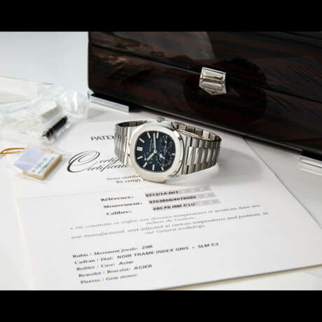 PATEK PHILIPPE. A STAINLESS STEEL AUTOMATIC WRISTWATCH WITH POWER RESERVE, MOON PHASES, DATE AND BRACELET - Foto 4