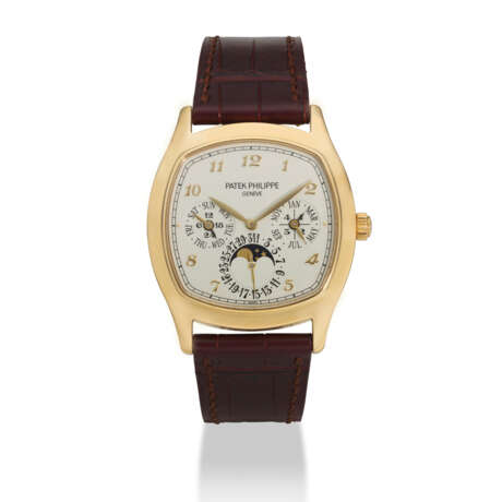 PATEK PHILIPPE. AN 18K GOLD AUTOMATIC PERPETUAL CALENDAR CUSHION-SHAPED WRISTWATCH WITH MOON PHASES, 24 HOUR, LEAP YEAR INDICATION AND BREGUET NUMERALS - Foto 1