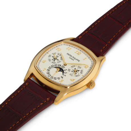 PATEK PHILIPPE. AN 18K GOLD AUTOMATIC PERPETUAL CALENDAR CUSHION-SHAPED WRISTWATCH WITH MOON PHASES, 24 HOUR, LEAP YEAR INDICATION AND BREGUET NUMERALS - Foto 2