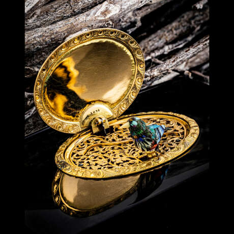 RETAILED BY PATEK PHILIPPE. A VERY FINE AND RARE TORTOISESHELL, GILT AND ENAMEL SINGING BIRD BOX WITH ORIGINAL BOX AND OPERATING INSTRUCTIONS - Foto 3