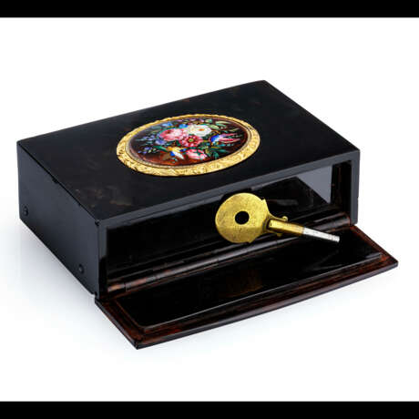 RETAILED BY PATEK PHILIPPE. A VERY FINE AND RARE TORTOISESHELL, GILT AND ENAMEL SINGING BIRD BOX WITH ORIGINAL BOX AND OPERATING INSTRUCTIONS - фото 8