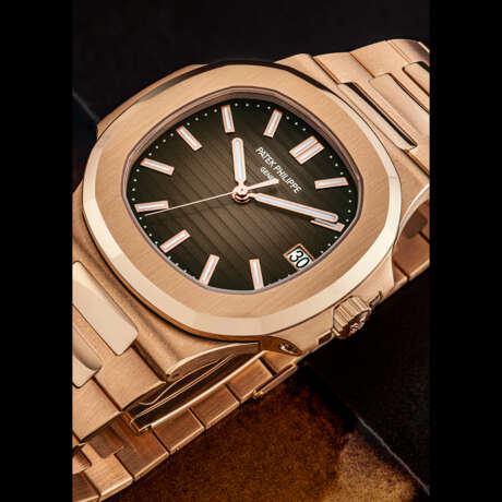 PATEK PHILIPPE. AN 18K PINK GOLD AUTOMATIC WRISTWATCH WITH SWEEP CENTRE SECONDS, DATE AND BRACELET - Foto 1