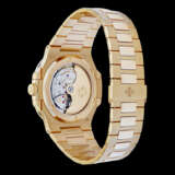 PATEK PHILIPPE. AN 18K PINK GOLD AUTOMATIC WRISTWATCH WITH SWEEP CENTRE SECONDS, DATE AND BRACELET - Foto 2