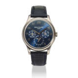 PATEK PHILIPPE. AN 18K WHITE GOLD AUTOMATIC PERPETUAL CALENDAR WRISTWATCH WITH MOON PHASES, 24 HOUR, LEAP YEAR INDICATION AND BREGUET NUMERALS - Foto 1