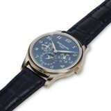 PATEK PHILIPPE. AN 18K WHITE GOLD AUTOMATIC PERPETUAL CALENDAR WRISTWATCH WITH MOON PHASES, 24 HOUR, LEAP YEAR INDICATION AND BREGUET NUMERALS - Foto 2