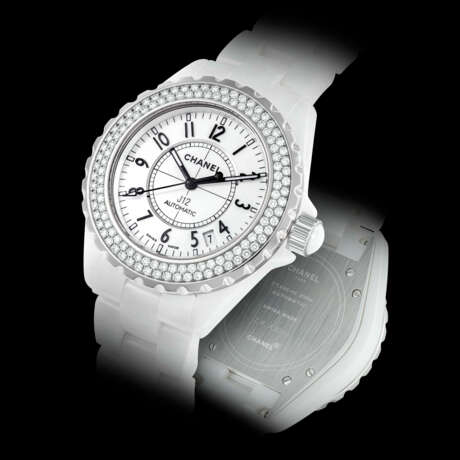 CHANEL. A WHITE CERAMIC AND DIAMOND-SET AUTOMATIC WRISTWATCH WITH SWEEP CENTRE SECONDS, DATE AND BRACELET - Foto 1