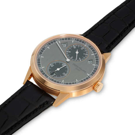 PATEK PHILIPPE. AN 18K PINK GOLD AUTOMATIC ANNUAL CALENDAR WRISTWATCH WITH REGULATOR-STYLE DIAL - Foto 2