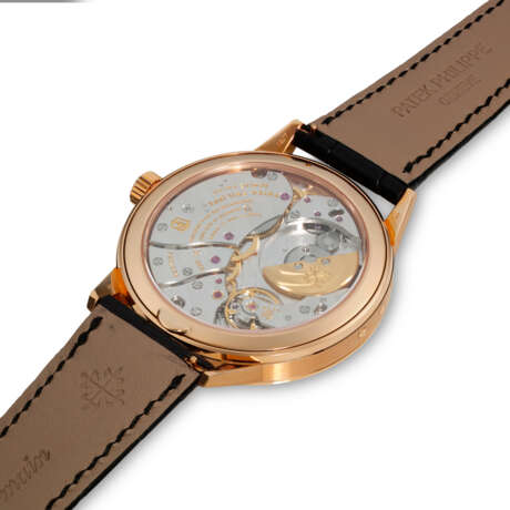 PATEK PHILIPPE. AN 18K PINK GOLD AUTOMATIC ANNUAL CALENDAR WRISTWATCH WITH REGULATOR-STYLE DIAL - photo 3