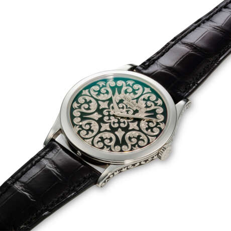 PATEK PHILIPPE. A PLATINUM AUTOMATIC WRISTWATCH WITH HAND-ENGRAVED BLACK CHAMPLEV&#201; ENAMEL DIAL - photo 2