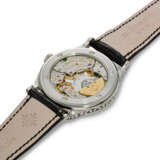 PATEK PHILIPPE. A PLATINUM AUTOMATIC WRISTWATCH WITH HAND-ENGRAVED BLACK CHAMPLEV&#201; ENAMEL DIAL - Foto 3