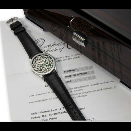 PATEK PHILIPPE. A PLATINUM AUTOMATIC WRISTWATCH WITH HAND-ENGRAVED BLACK CHAMPLEV&#201; ENAMEL DIAL - фото 4