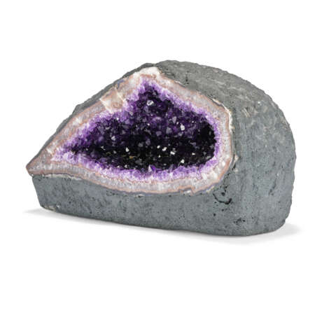 A TABLETOP-SIZED AMETHYST GEODE - photo 3