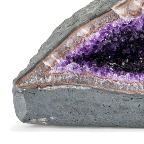 A TABLETOP-SIZED AMETHYST GEODE - photo 6