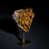 A CRYSTAL ENCRUSTED SCULPTURAL ENDPIECE OF IMILAC - Foto 1