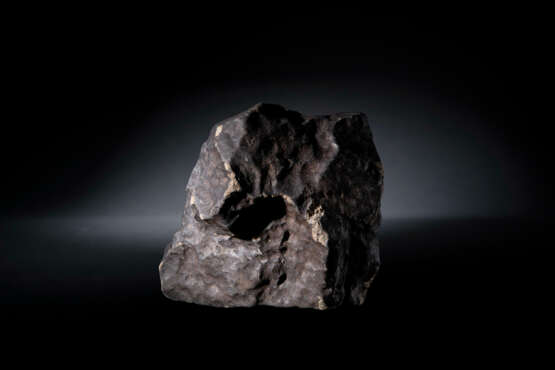 A LARGE COMPLETE STONE METEORITE DRAPED IN FUSION CRUST -- HaH 346 - photo 1