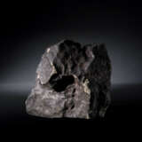 A LARGE COMPLETE STONE METEORITE DRAPED IN FUSION CRUST -- HaH 346 - Foto 1