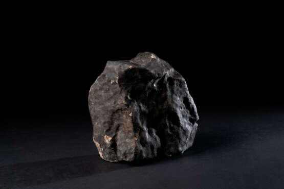 A LARGE COMPLETE STONE METEORITE DRAPED IN FUSION CRUST -- HaH 346 - Foto 2