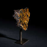 A CRYSTAL ENCRUSTED SCULPTURAL ENDPIECE OF IMILAC - Foto 4
