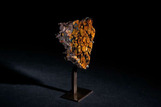A CRYSTAL ENCRUSTED SCULPTURAL ENDPIECE OF IMILAC - photo 4