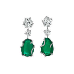 AN EXQUISITE PAIR OF EMERALD AND DIAMOND EARRINGS