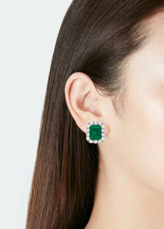 EMERALD AND DIAMOND EARRINGS - photo 2