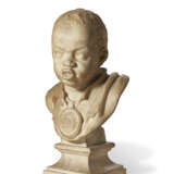 A WHITE MARBLE BUST OF A CHILD WEARING A MEDALLION - Foto 2