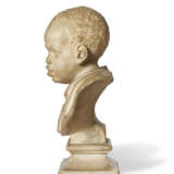 A WHITE MARBLE BUST OF A CHILD WEARING A MEDALLION - Foto 3
